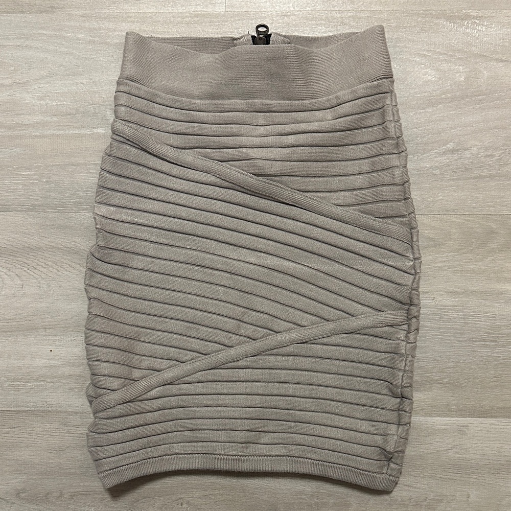 Elegant 2b BEBE Gray Ribbed Skirt-Size S